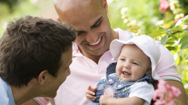 La investigación concluye que las parejas del mismo sexo crían a sus hijos adoptivos con tanto éxito como las parejas heterosexuales.