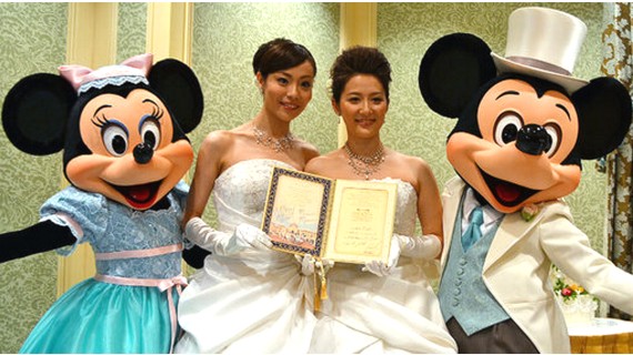 Boda de lesbianas en Disney Tokio con Mickey y Minnie de testigos