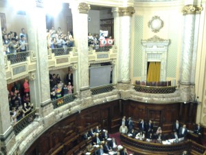 Militantes y público festejan en las barras de la Cámara de Representantes la aprobación del Matrimonio Igualitario en Uruguay. Foto: Esteban Paulón.