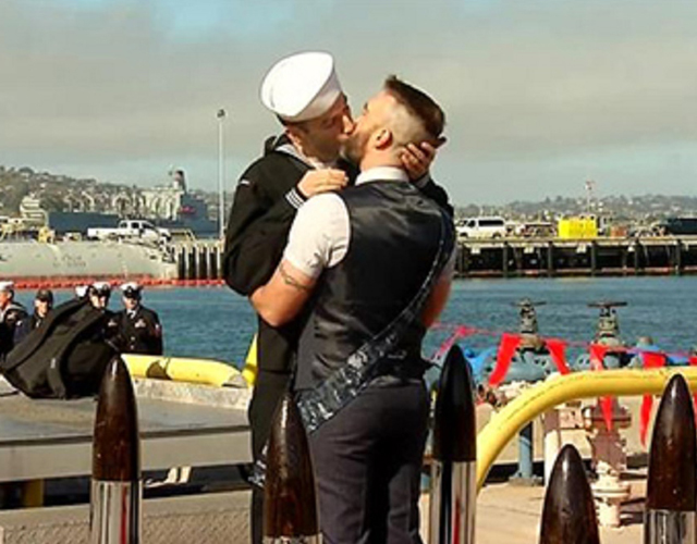 La marina de EEUU y su primer beso gay
