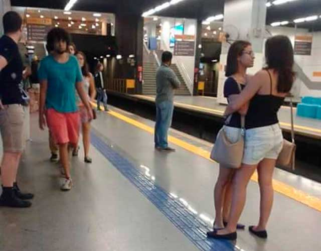 Viral: dos mujeres en el metro de brasil abrazadas