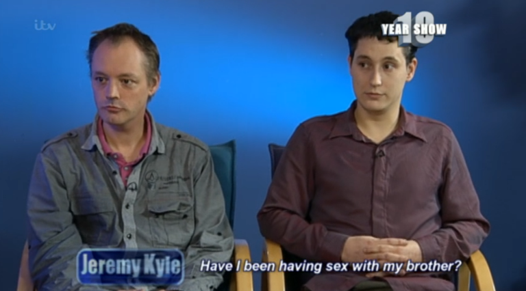 Una pareja homosexual descubre que en realidad son hermanos